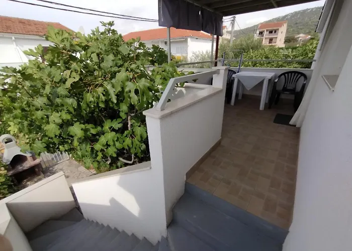 In With Terrace, Air Condition, Wifi Apartman Vinišće